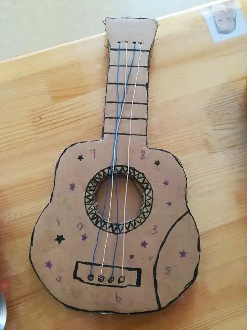 两周前,老师给爸爸妈妈们妈布置了一个亲子任务 -- 自制废旧物品玩具