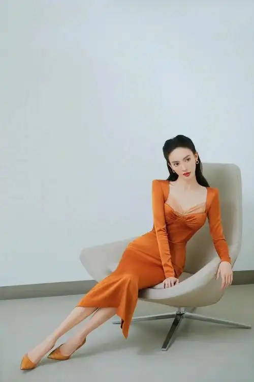 金晨主持央视电视剧盛典,穿一条焦糖色修身长裙,端庄又大方!