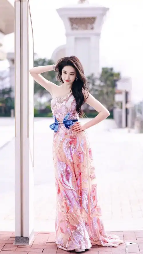 刘亦菲单肩透视粉裙