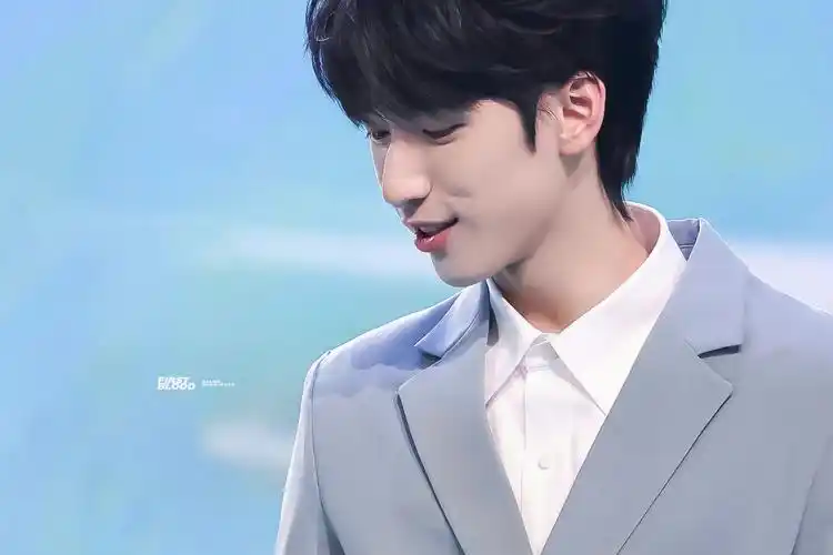 夜晚的天空也没有云雾遮挡,取而代之的是惊艳的漫片星辰,严浩翔抬头看