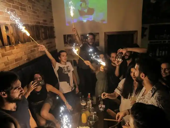 人们在老城区一家酒吧庆祝朋友生日.