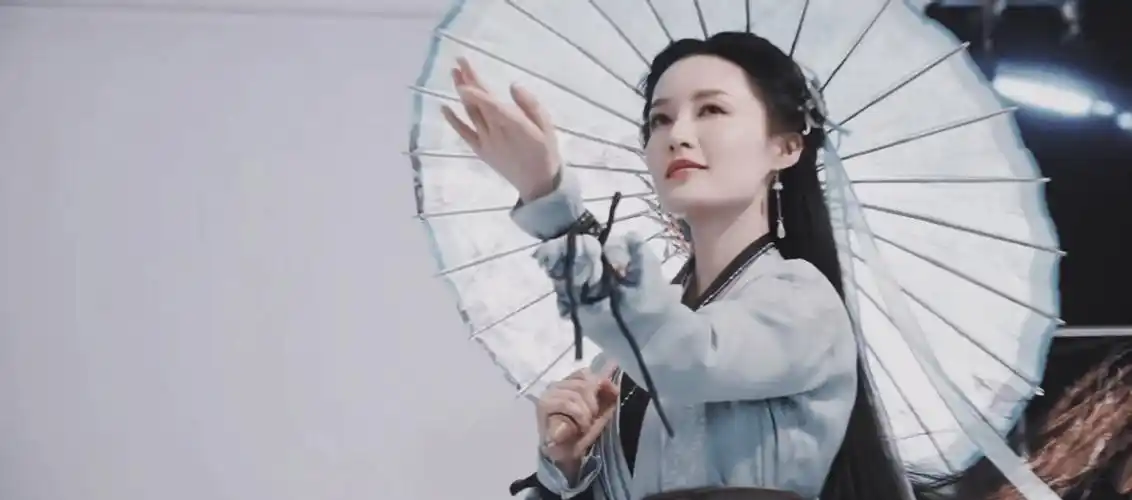 李沁首次代言游戏,拍摄花絮上热搜,网友:姐姐美貌鲨我!