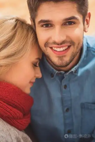 很恩爱的夫妻,在家里放松一下照片-正版商用图片0g4u4h-摄图新视界