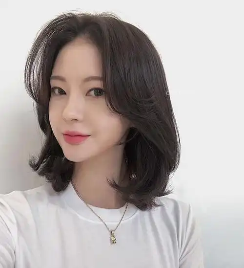 是今年喜欢短发女生的首选发型,好看得来还能很自然的提升气质,修剪薄