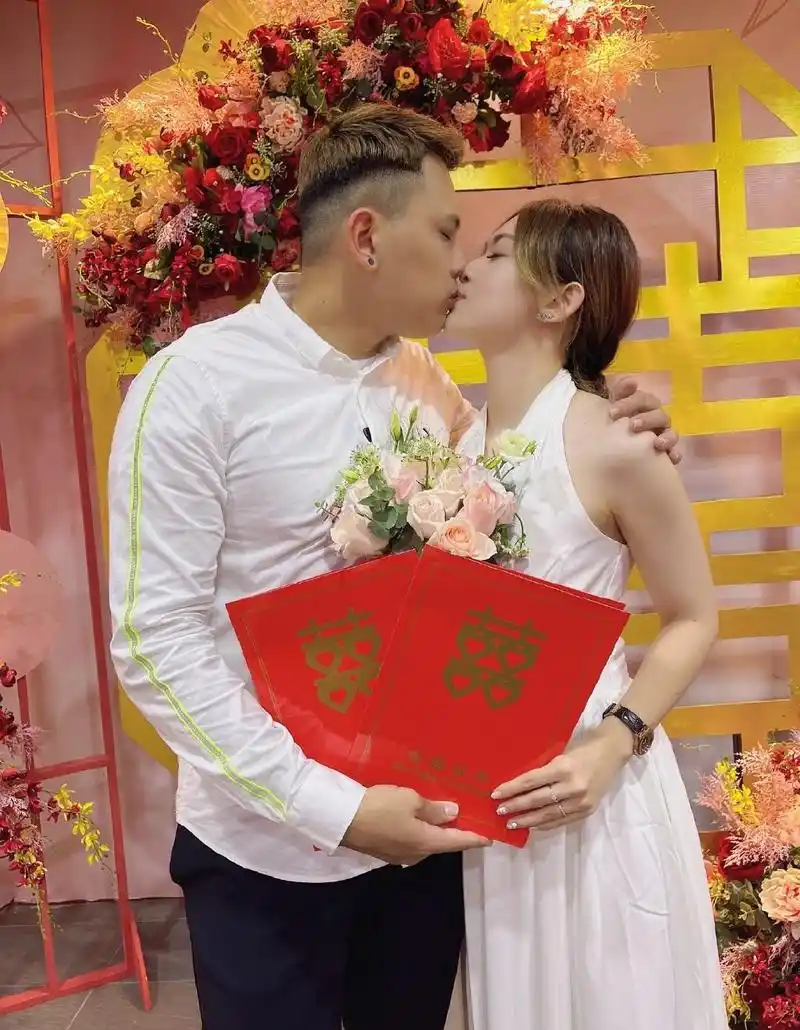 原创恭喜又一羽毛球名将领证结婚亲吻美艳娇妻甜蜜恩爱