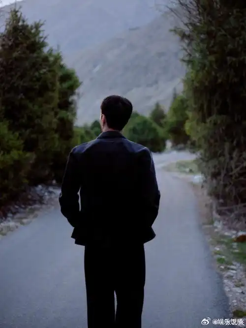 张艺兴连续三次发背影照了