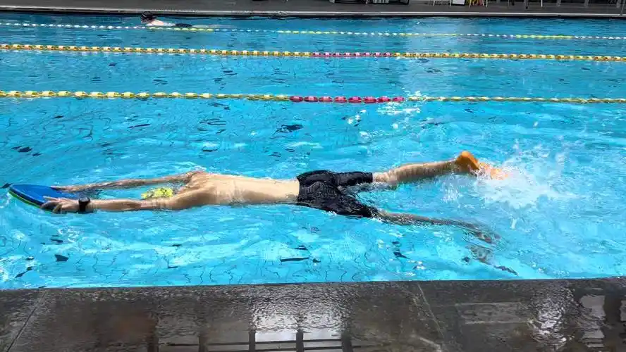 学习自由泳 打腿 加油!