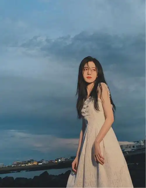 鞠婧祎海边造型好女神一袭白色吊带连衣裙配扎麻花辫气质惊艳