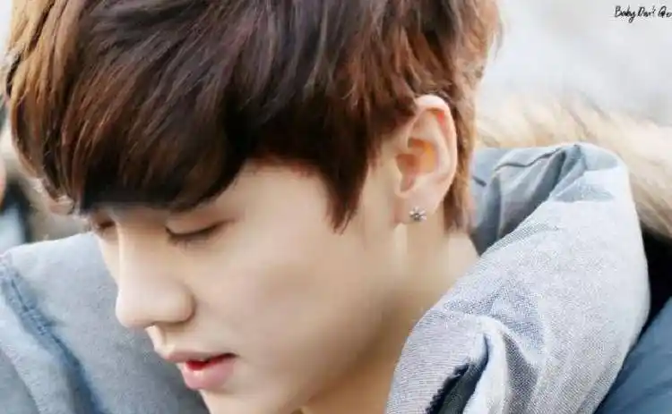 鹿晗正值青春,颜值可以说是非常抗打,当时的他是同龄人眼中嫉妒的对象