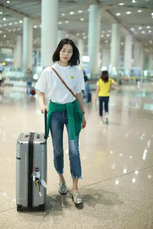 刘雯机场街拍依旧休闲装扮