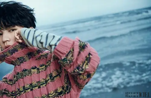 1905电讯12月24日,再登封《时装 lofficiel》2021开年封后,王俊凯又