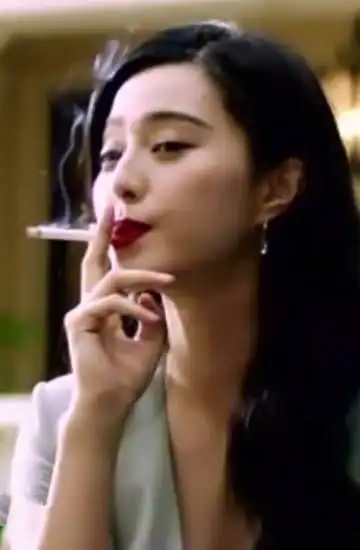 同样是女明星吸烟:范冰冰霸气,刘诗诗优雅,看到她却笑出了声!