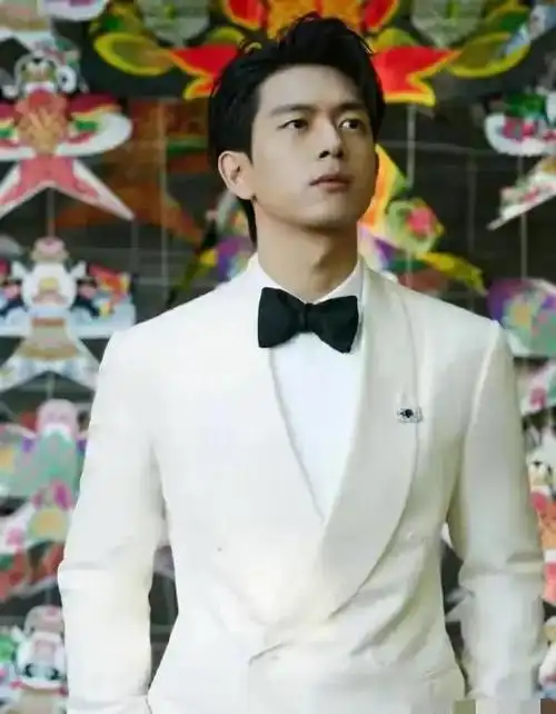 第7名李现许凯出道那么久,饰演了那么多的男主剧,他的身上也没有油腻