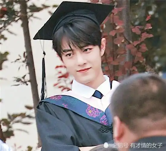 肖战一组穿博士服的图片,表情呆萌可爱,粉丝:越看越喜欢!