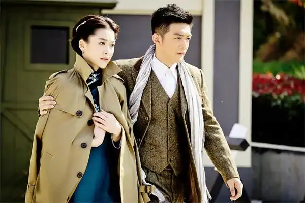 正如周丽淇为该剧演唱的片尾曲《戏中有戏》,《卧底》