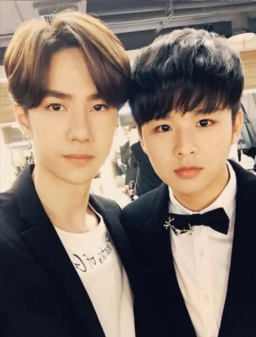 关注  手机壁纸 聊天背景 王一博 评论 收藏