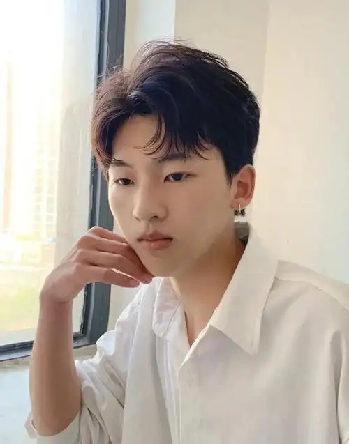 周边铲短的发型,虽说一直是夏天的主流发型,但对于很多年轻的男生说