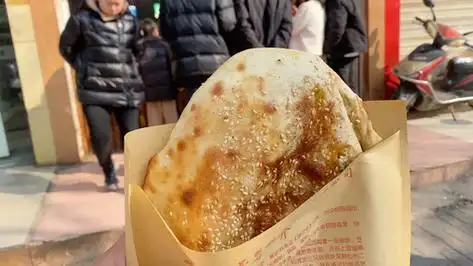 当地特色锅盔,好好吃,难怪别人打包买呢