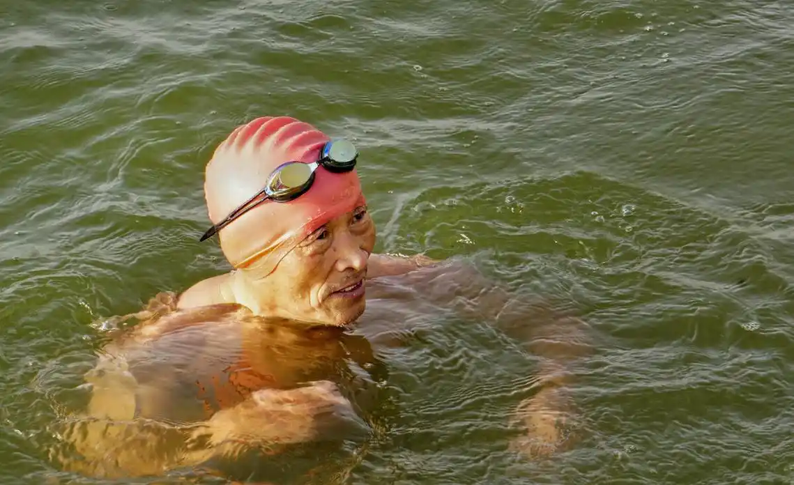 坚持游泳的古稀老人.