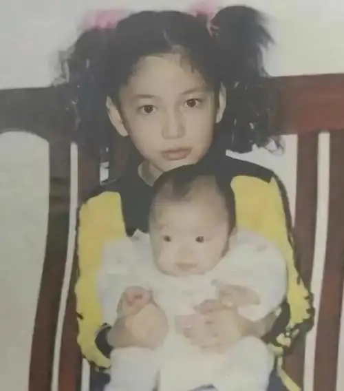 有种"意外"叫做杨颖的童年照,第一眼觉得纯天然,第二眼惊呆