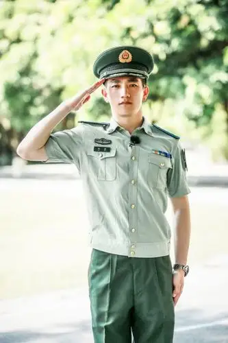何捷是一名武警军官,还获得过很多荣誉,到现在入伍已经12年的时间了.