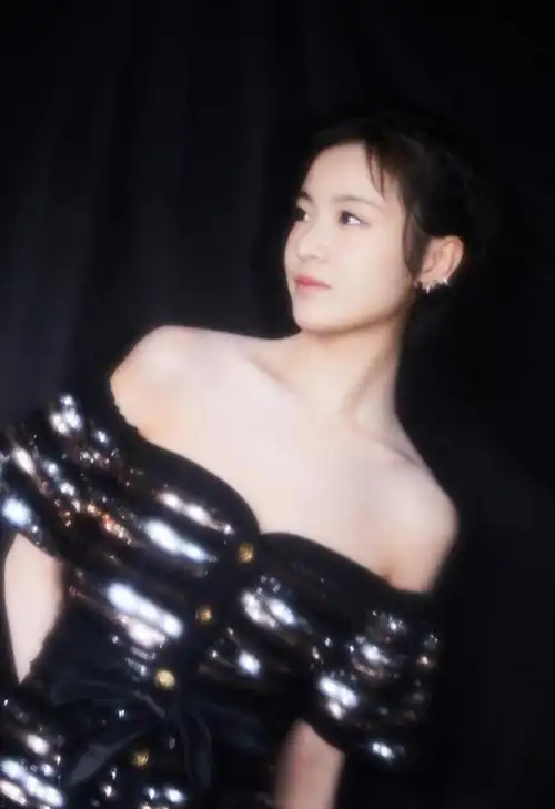 小陶虹红色亮片裙,19岁演小陶虹女儿迅速走红(1)