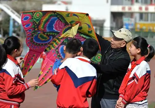 3月28日,赵维元老人现场指导孩子们放风筝.新华社记者 任军川 摄