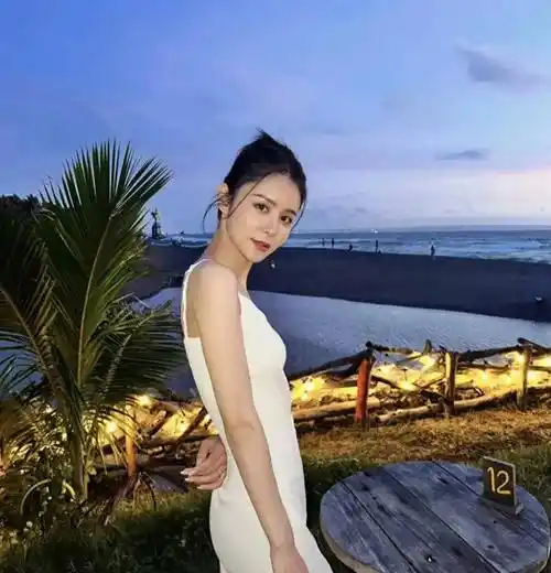 张馨月晒全家福引争议!