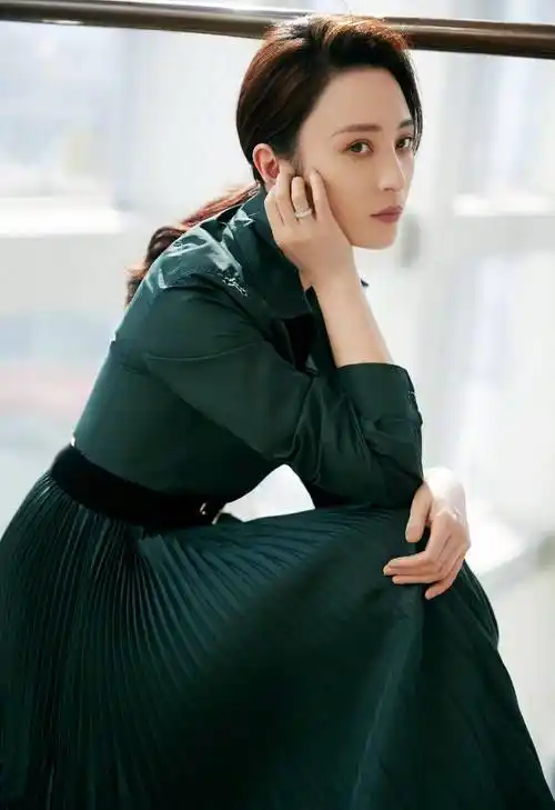 蒋勤勤出席活动,穿一条墨绿色衬衫连衣裙,精致优雅又显气质!