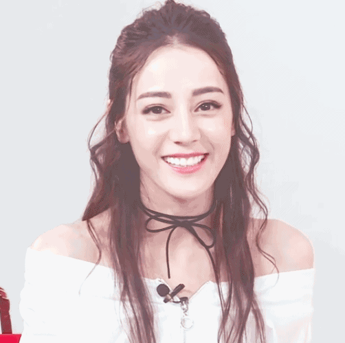 笑起来很有特点的女星赵丽颖呆萌笑热巴治愈系而她一笑倾城