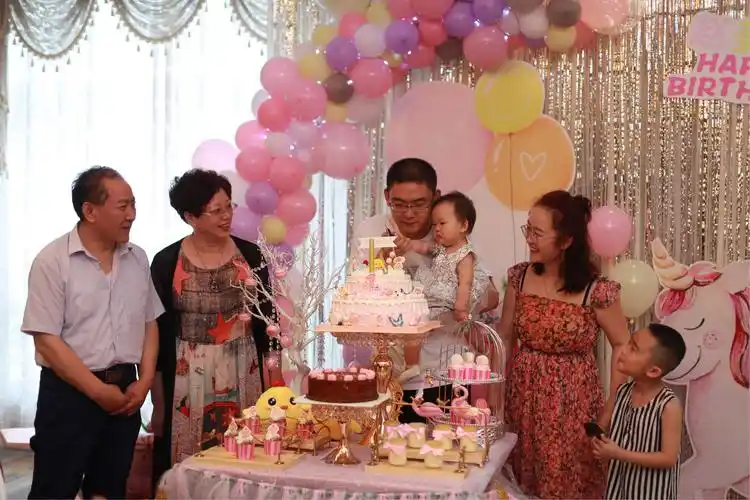一家人给美美过生日