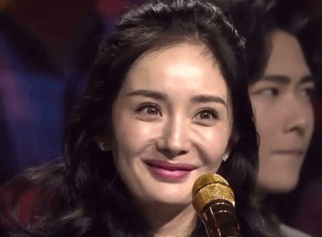 杨幂近照脸蛋僵硬,皱纹明显,与少女时代无法相比!