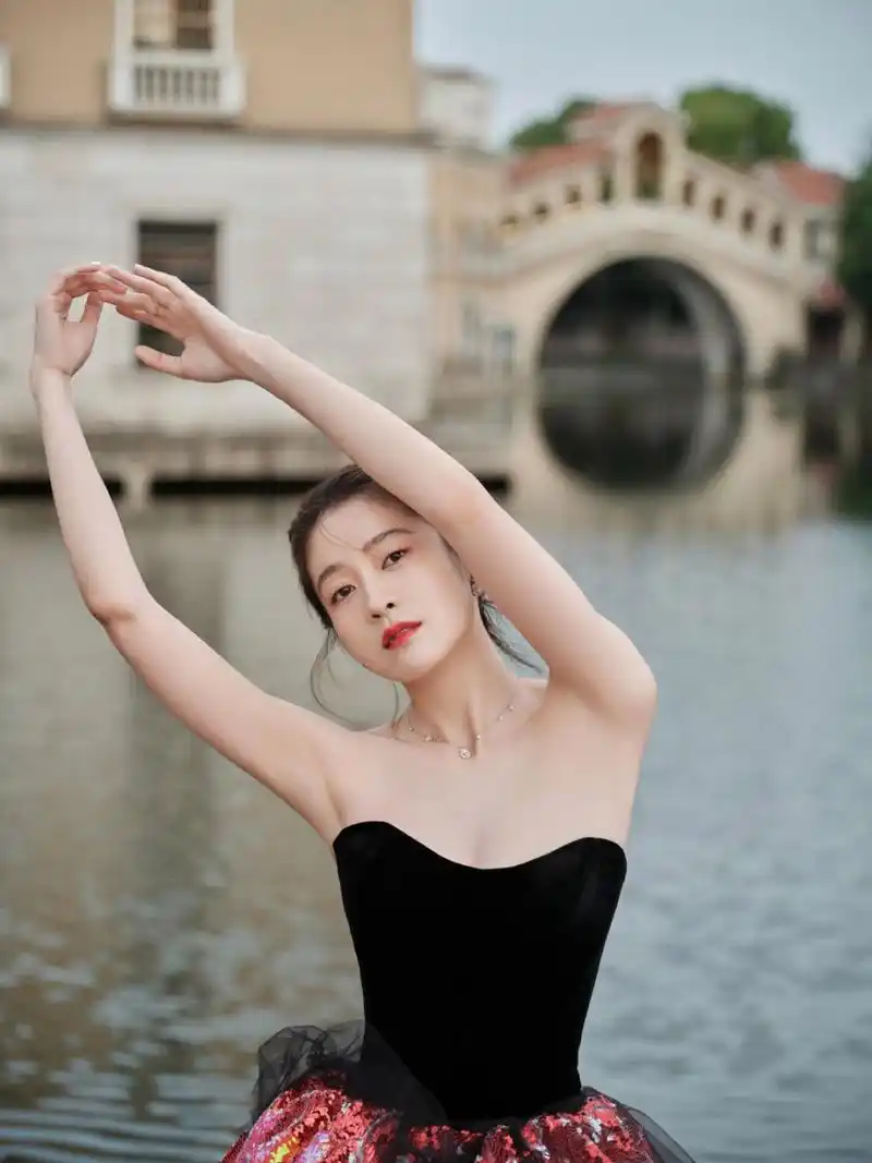 张雪迎# 肤白貌美的容颜,清纯妩媚,白皙细嫩的肩颈线,丰满傲人的事