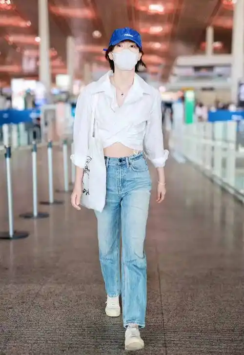 童瑶穿创意白衬衫配经典蓝色牛仔裤,清爽高挑,大气又时髦_时尚_夏末秋