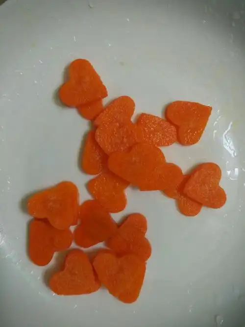 胡萝卜切薄皮,用模具压出心型.