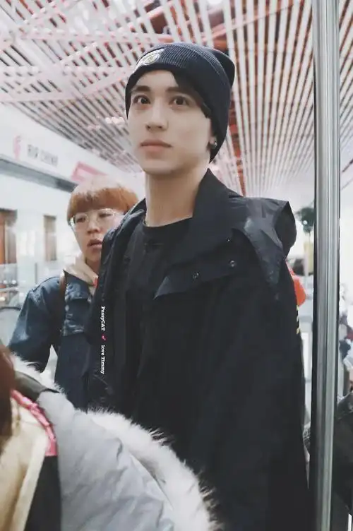 许魏洲各种奇奇怪怪的帽子每个都吼住了诶