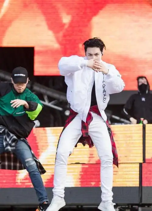 张艺兴红色格子绑腰上,袖子位置超尴尬,想不看他裤裆都难!