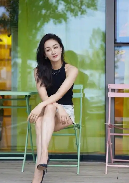 靳东的四位"老婆"个个都美如花,只是她是个老阿姨