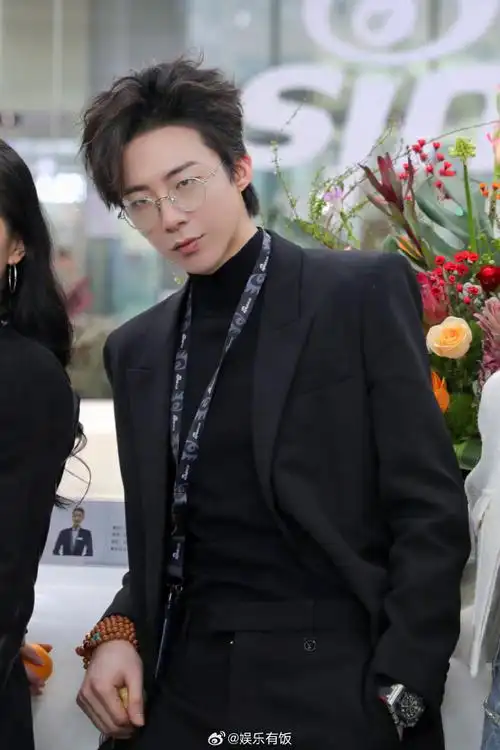 刘宇宁比发财树都高##刘宇宁all black