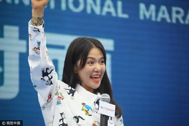 争做表情帝!谭维维玩转"睡衣风"挥手大笑 金亮亮五官玩"紧急集合"