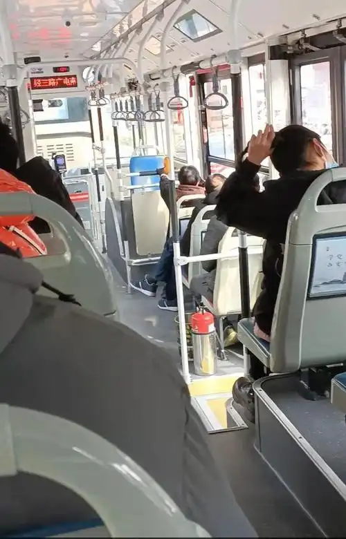 在郑州坐公交一名成人何时能带俩免票儿童