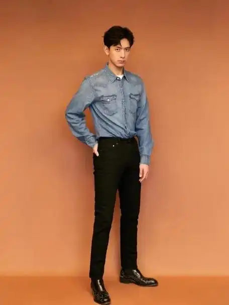 李现一身黑色皮衣(185cm李现一身蓝色休闲装黑色修身裤)(5)