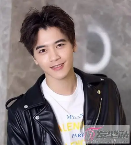男生中分发型怎么剪根据脸型选修颜又帅气