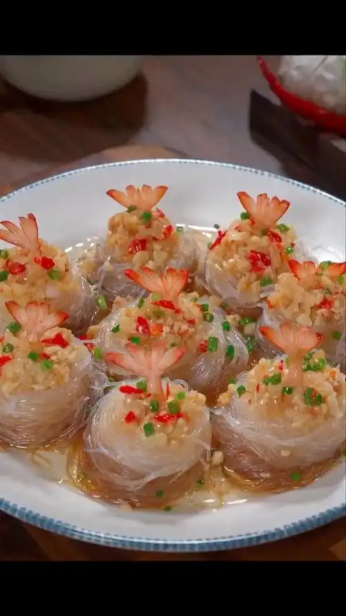 蒜蓉粉丝虾,蒜香入味,做法简单,可以试着自己做