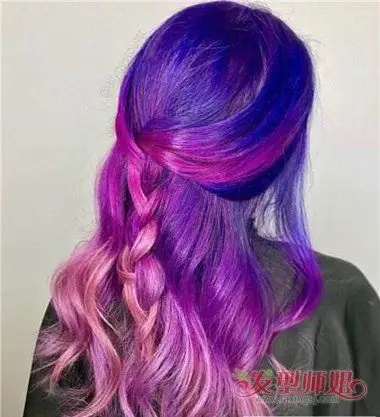 制作成了深蓝色,两边的头发则是深紫色的染发,塑造完星空色染发之后