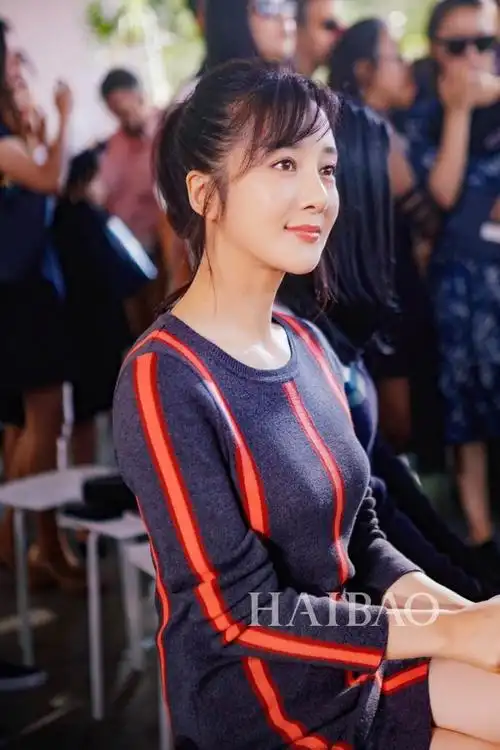 李依晓出席2017春夏纽约时装周lacoste大秀,身穿蓝底红色条纹针织套装