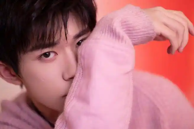 易烊千玺新歌微醺感##易烊千玺粉色毛衣生日写真