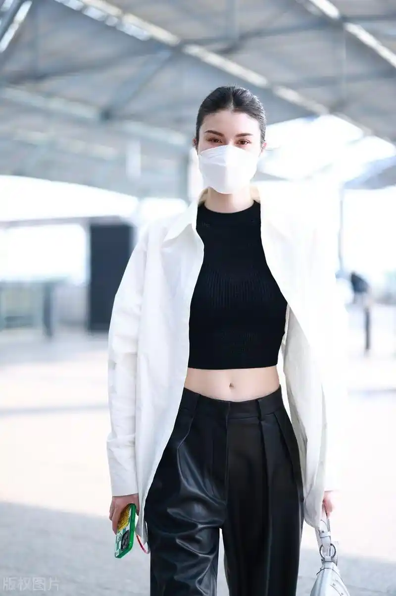 何穗机场街拍,白色衬衫搭配黑色croptop,西装裤简约高级!