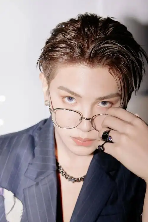 黄明昊湿发变装