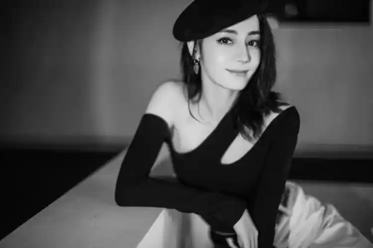 迪丽热巴壁纸送达,黑白短裙贝雷帽短皮靴,甜酷灵动展现摩登风情